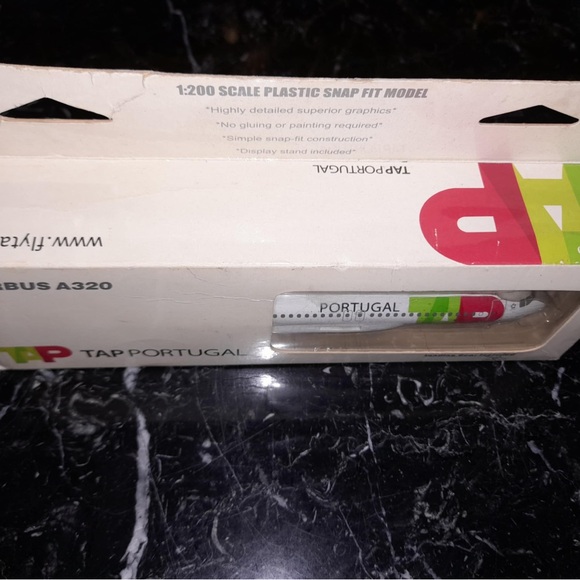 Airbus A320 Model Building Set - Picture 2 of 4